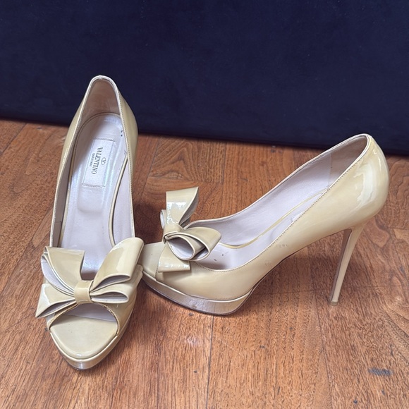 Valentino patent leather beige pump with bow - Picture 2 of 9